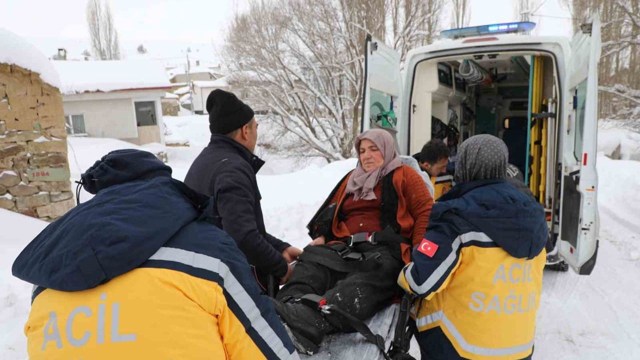 Sivas'ta karla mücadele ekipleri 58 yaşındaki hastaya ulaştı