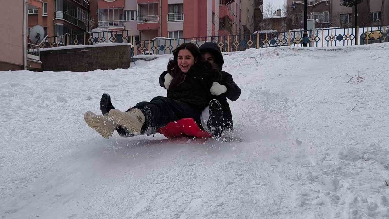 Sivas'ta Karne Tatili Tepsi Kaymasıyla Şenliğe Döndü
