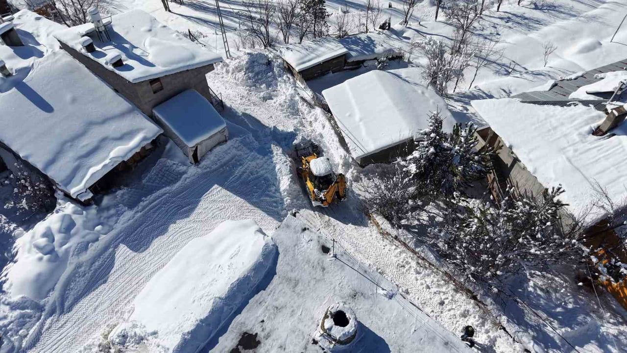 Sivas'ta Kepçe Operatörü Muhtar Hasan Yaralı, Kapanan Köy Yollarını Kendisi Açtı
