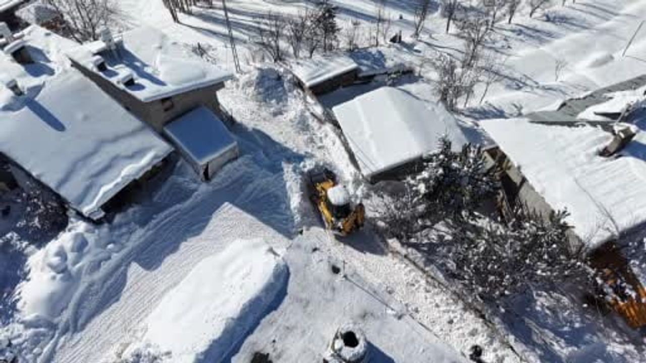 Sivas'ta Muhtar Kepçesiyle Kapanan Köy Yollarını Kendisi Açtı