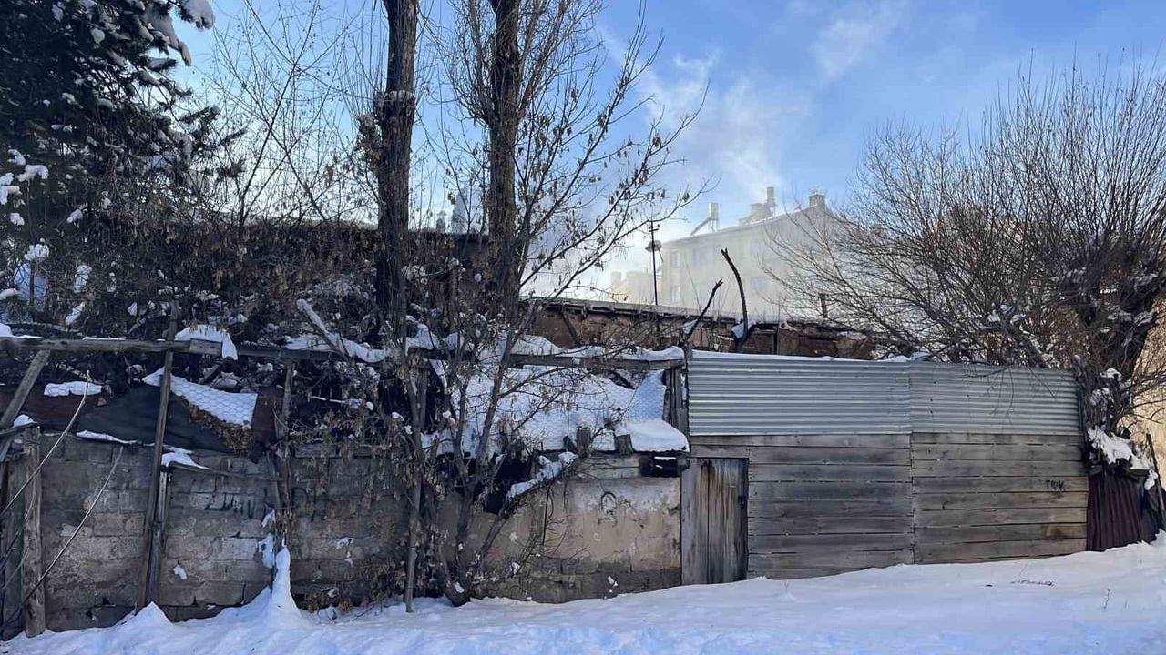 Sivas'ta Müstakil Evde Yangın: 90 Yaşındaki A.P. İtfaiye Tarafından Kurtarıldı