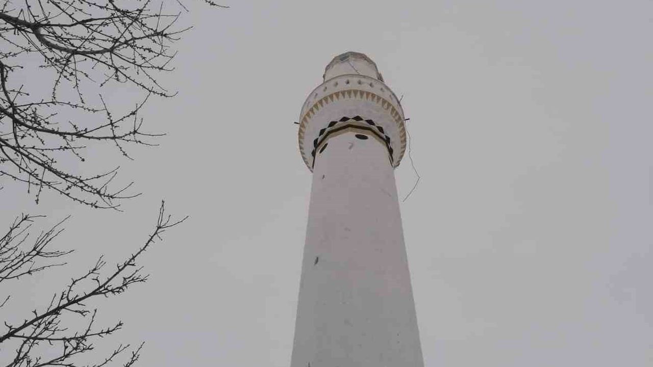 Sivas'ta Pınarca'da Şiddetli Rüzgâr Cami Minare Külahını Uçurdu