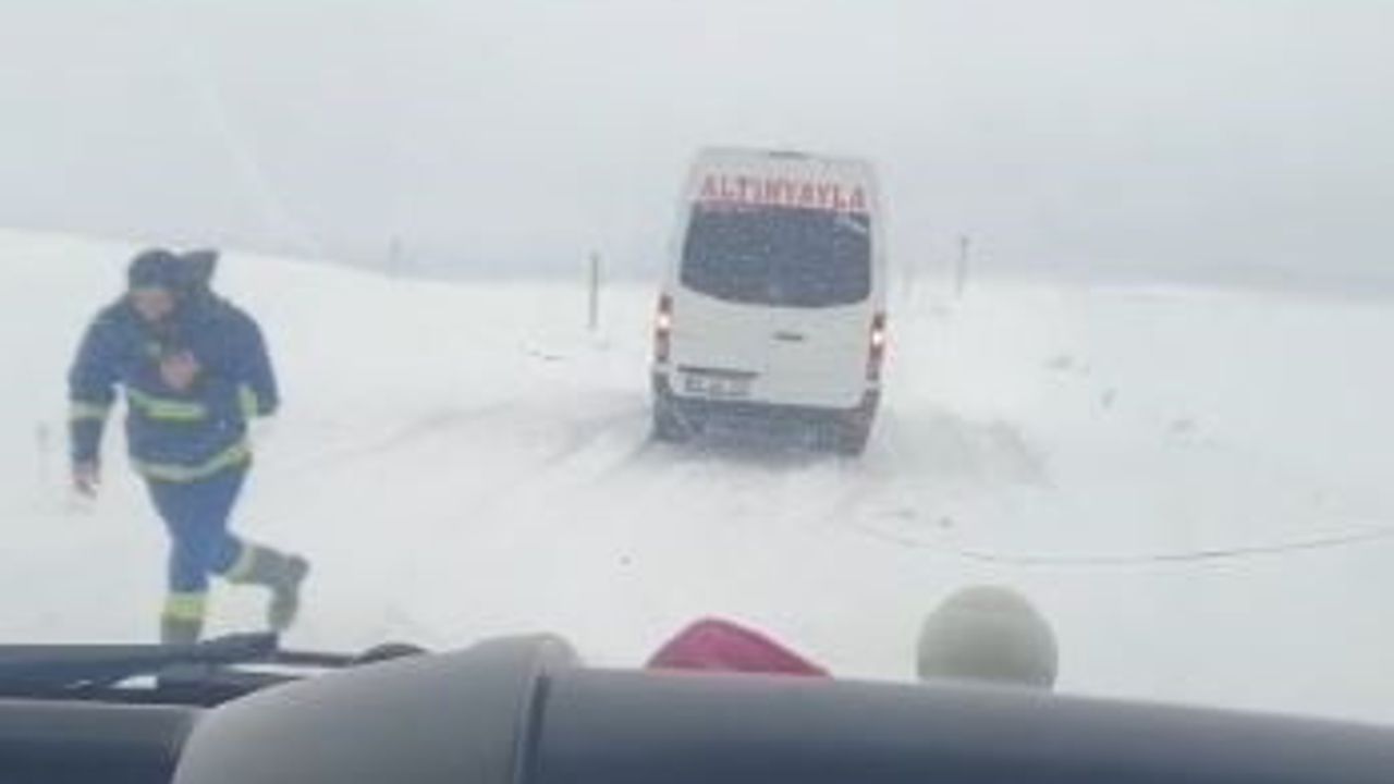 Sivas'ta Şiddetli Tipi Ulaşımı Aksattı: Tır Makasladı, Sürücüler Mahsur Kaldı