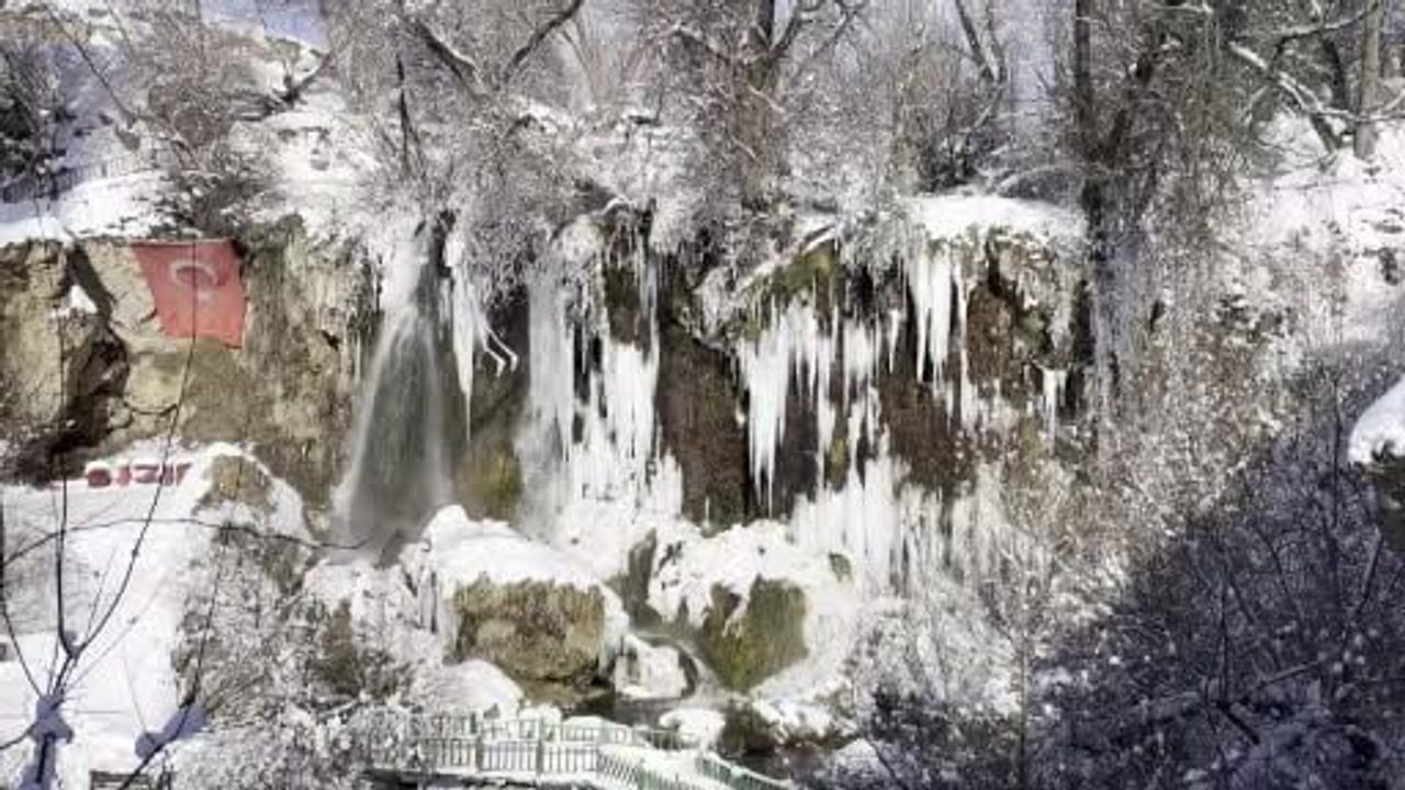 Sivas'ta Sızır Şelalesi Dondu: Dev Buz Sarkıtları Oluştu