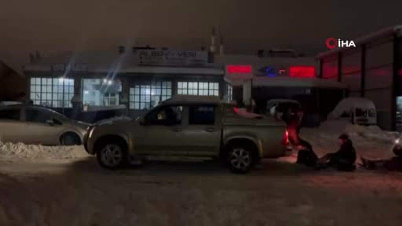 Sivas'ta Tanju Kaya Çıraklarıyla Karda Neşeli Anlar Yaşadı