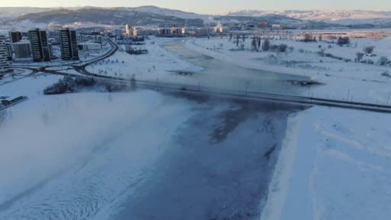 Sivas’ta termometreler eksi 19 dereceyi gösterdi — Kızılırmak kısmen dondu