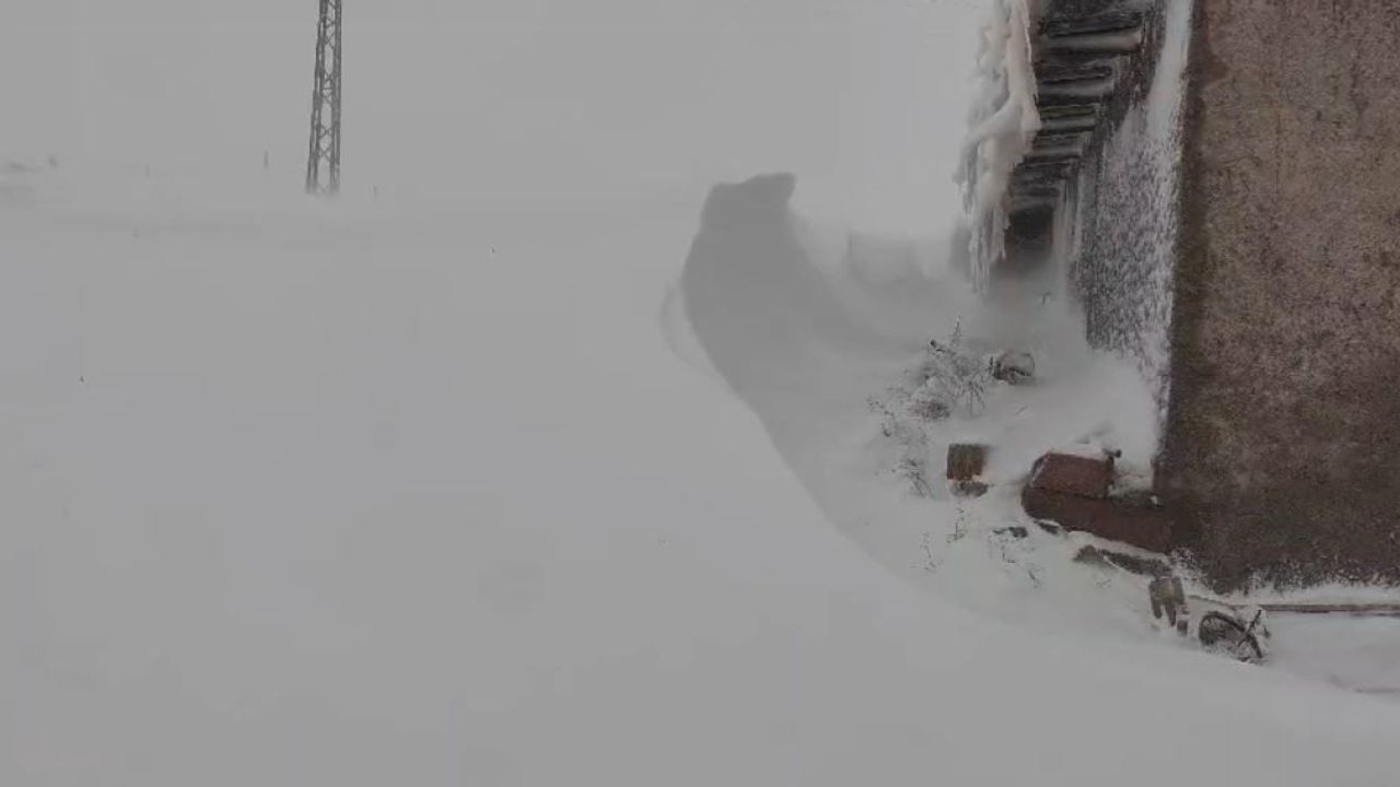 Sivas'ta Tipi Etkili: Altınyayla'da Kar Yer Yer 3 Metreye Ulaştı