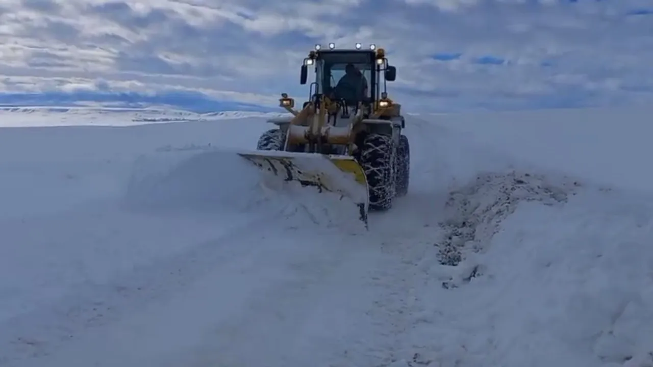 Sivas'ta Tipi Yüzünden Kapanan Yolda Cenaze Aracını İş Makineleri Açtı