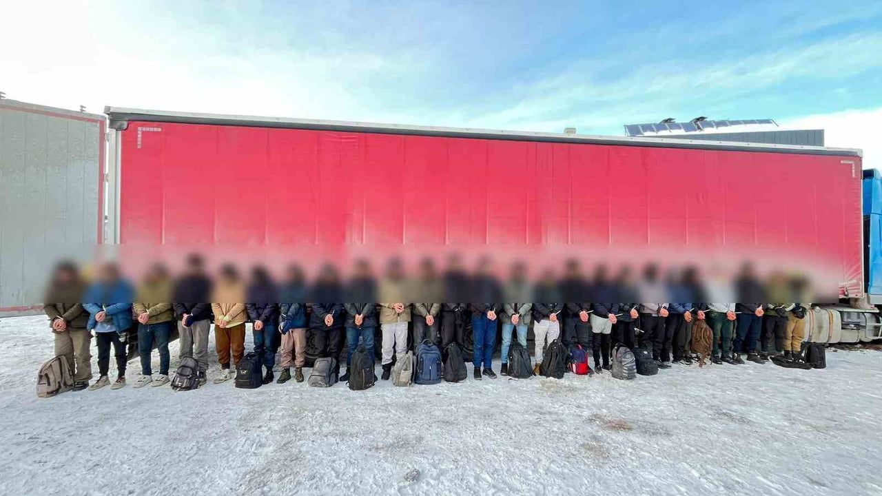 Sivas'ta Tır Dorsesinde 25 Kaçak Göçmen Yakalandı — Şoför E.A. Tutuklandı