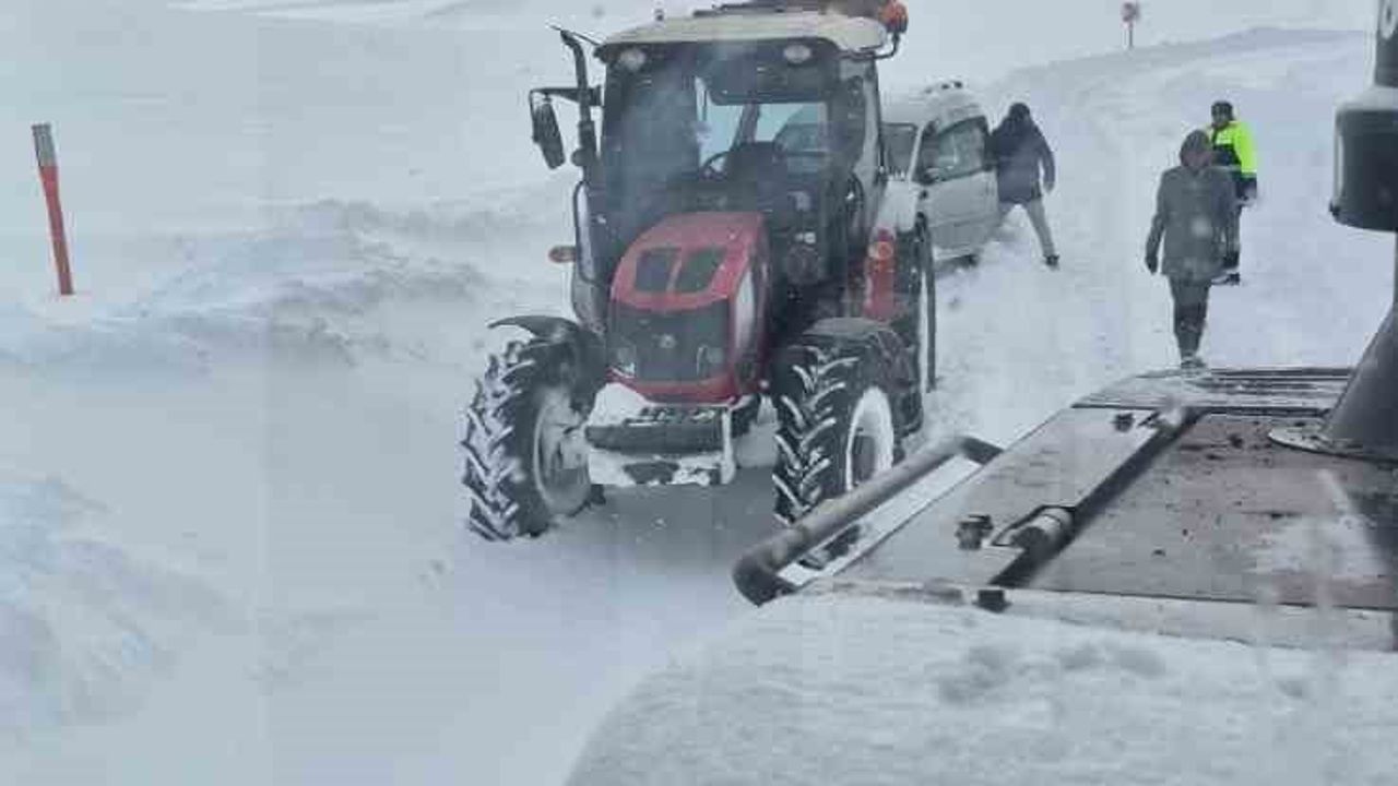 Sivas'ta Yoğun Kar: Altınyayla-Kangal'da Yolda Kalan Araçlar Kurtarıldı