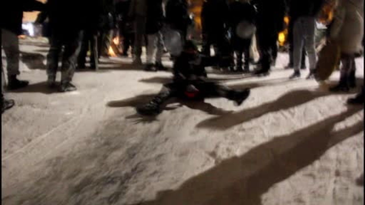 Sivas Zara’da Mahalleli Sokaklara Döküldü: Karın Tadını Kayarak Çıkardılar