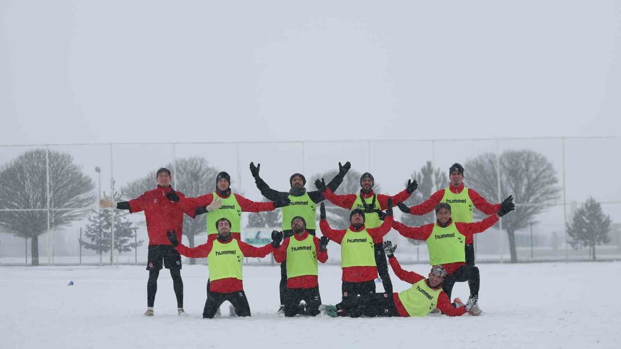 Sivasspor, Amed Maçı Öncesi Kar Altında Çalıştı