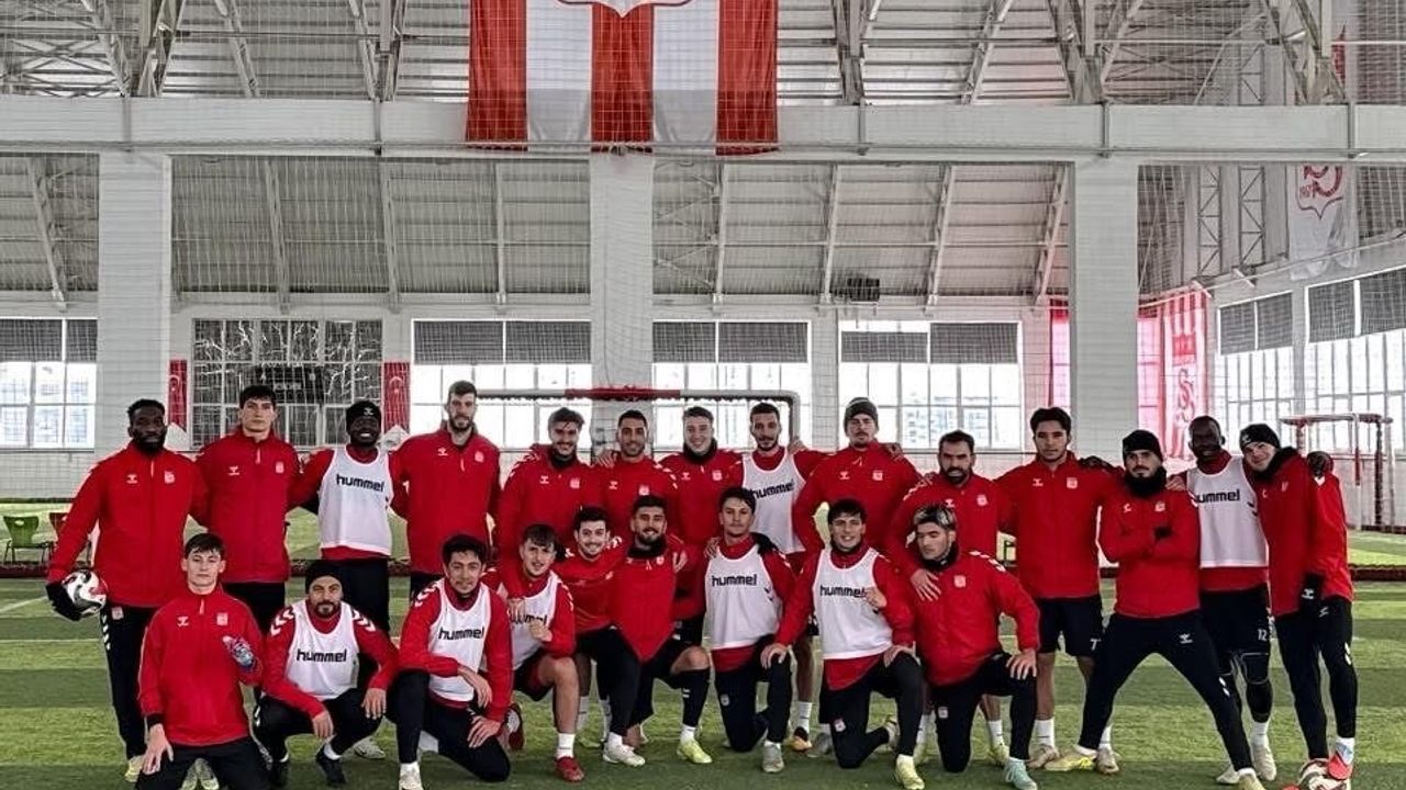 Sivasspor Kapalı Sahada Amed Maçı Hazırlıklarını Sürdürdü