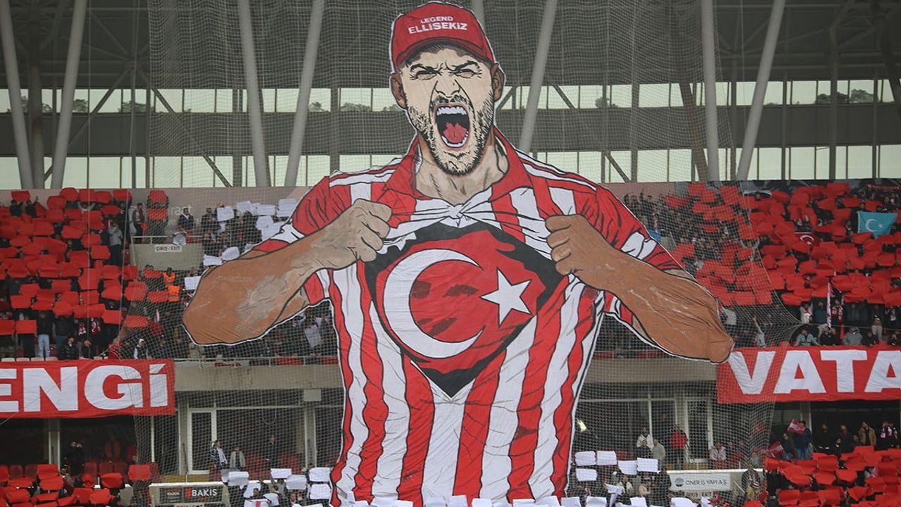 Sivasspor Taraftarlarından Türk Bayrağı Koreografisi