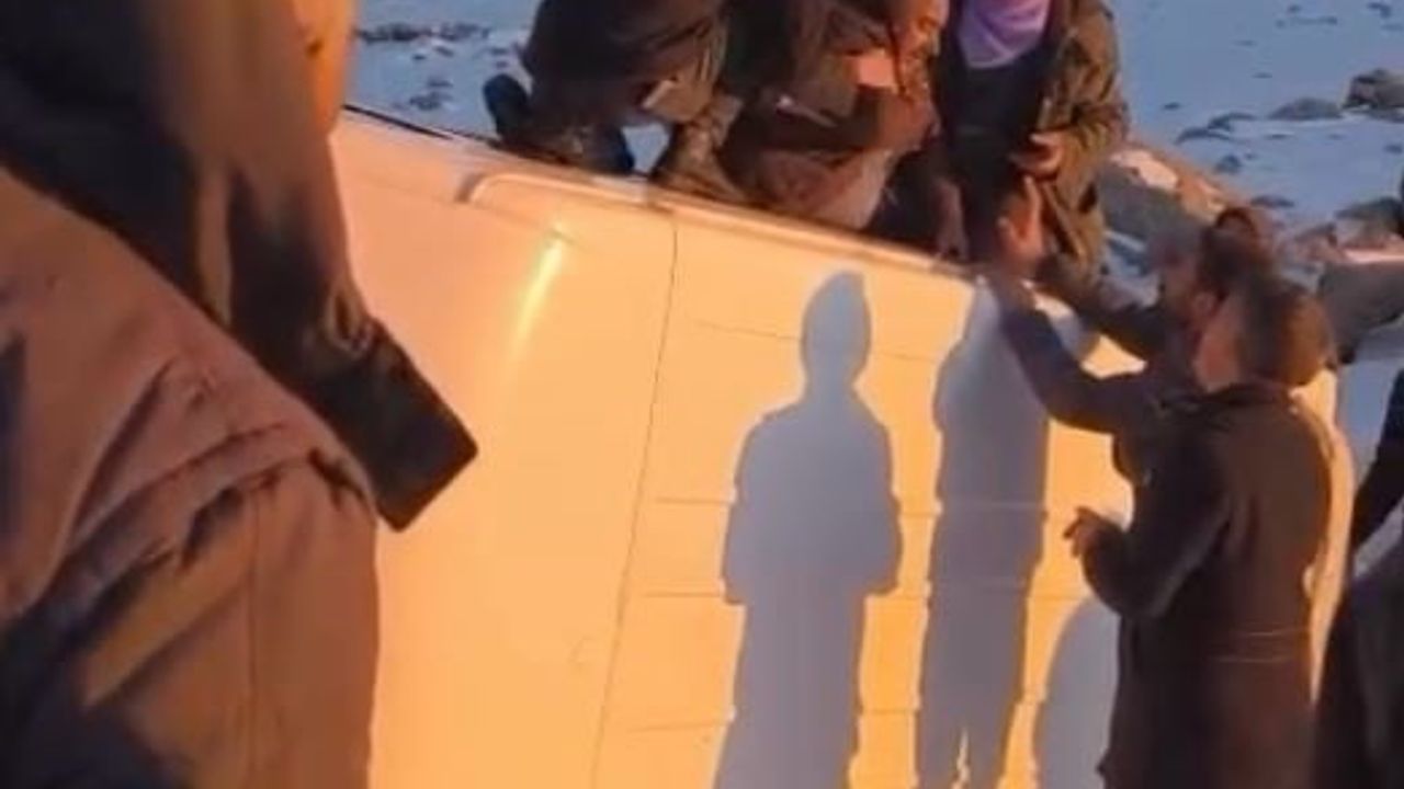 Siverek'de Karda Devrilen Minibüsü Vatandaşlar Kurtardı