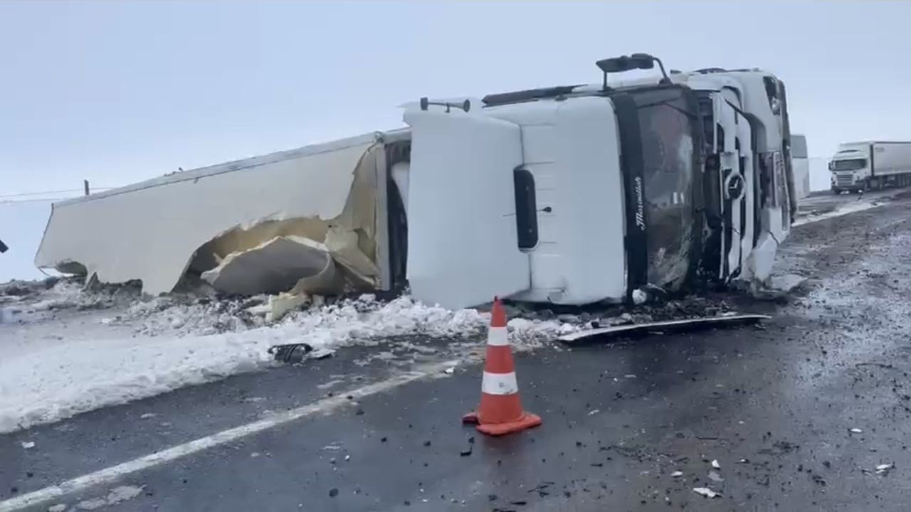 Siverek-Şanlıurfa Kara Yolunda Tır Devrildi — Ulaşım Tek Şeritten