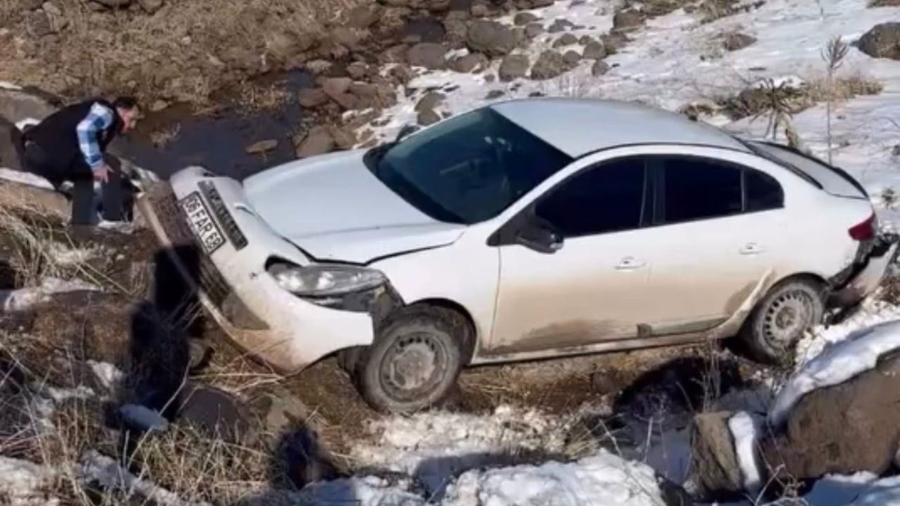 Siverek'te Buzlanan Yolda Kaza: 06 FAR 68 Plakalı Otomobil Köprüden Dereye Düştü