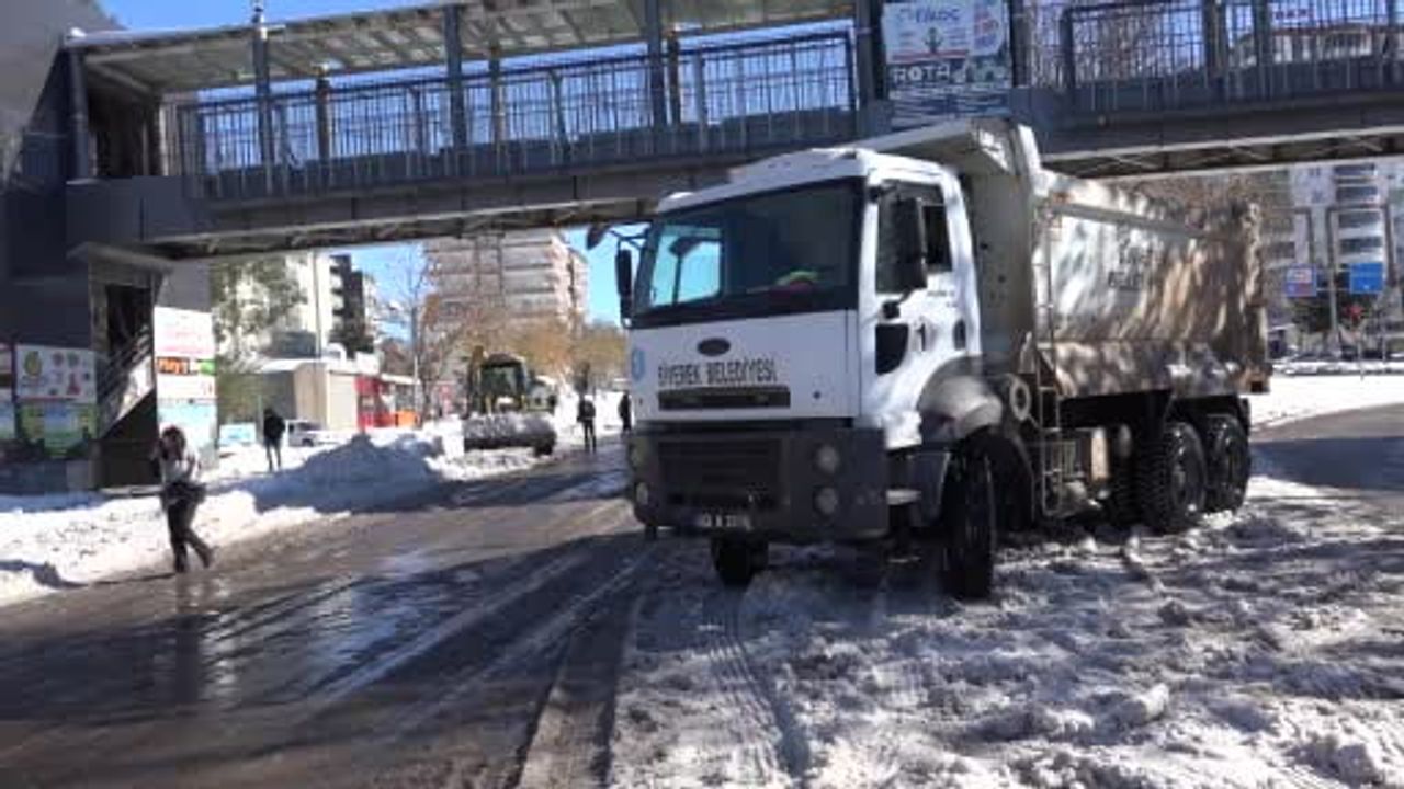 Siverek’te Kar Temizliği: Biriken Kar Kütleleri Kamyonlarla Taşınıyor