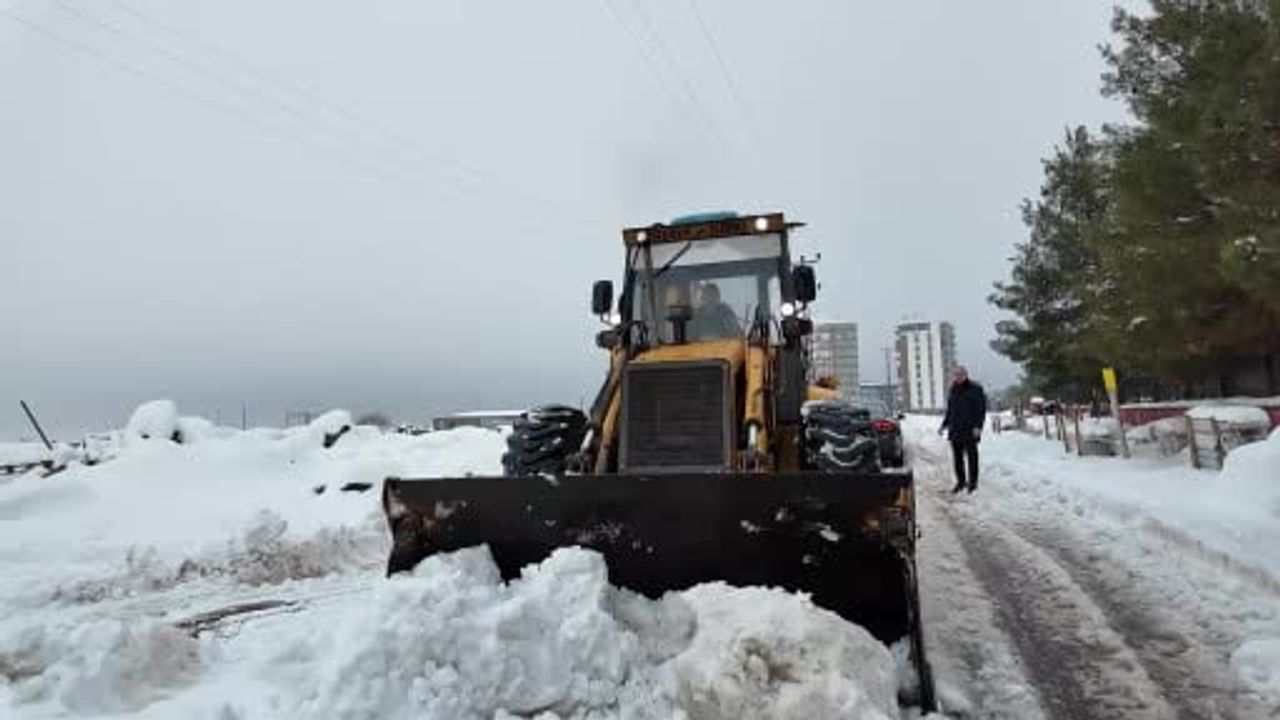Siverek'te Karla Kapalı Mahalleden Diyaliz Hastası Belediye Ekipleriyle Hastaneye Ulaştırıldı