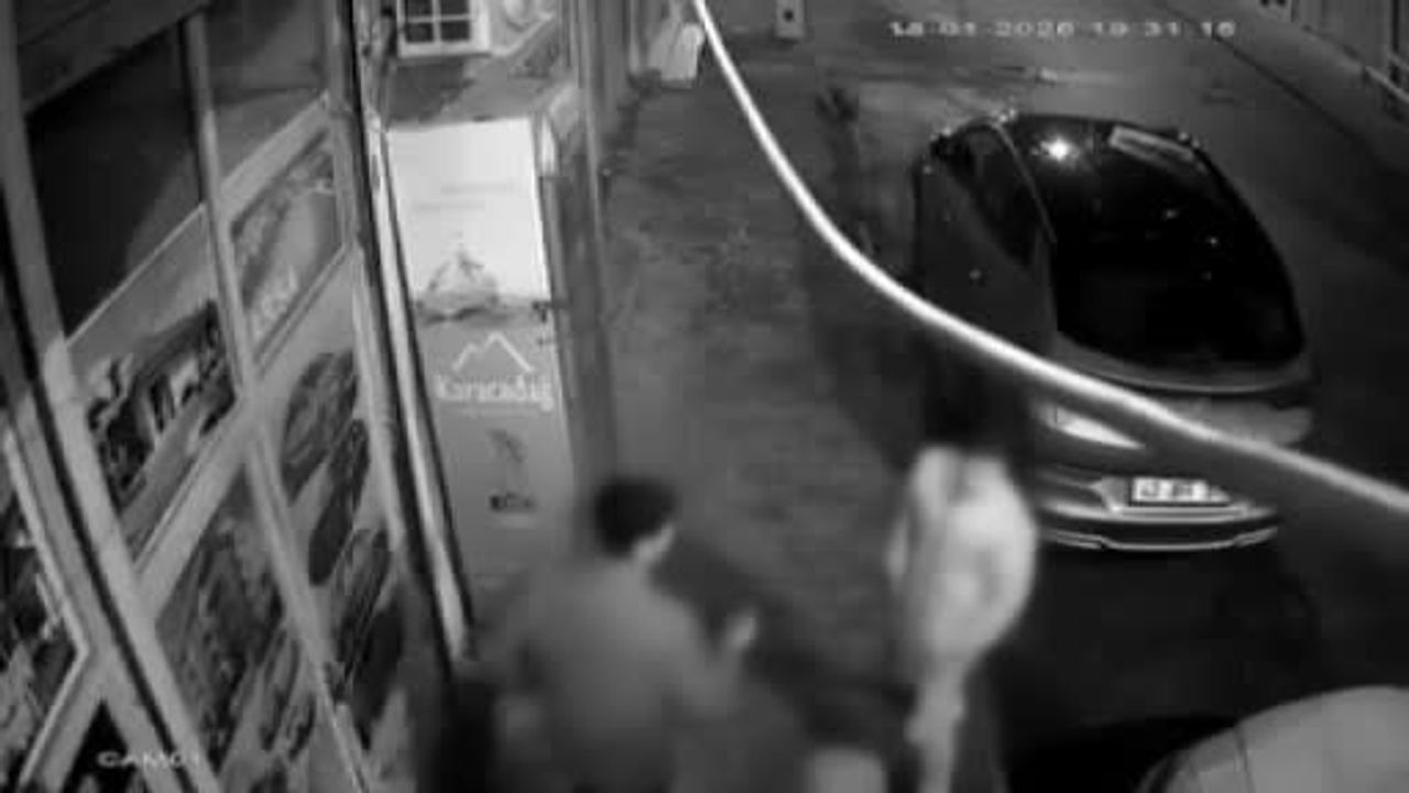 Siverek'te Şakalaşma Camı Kırdı: Genç İşyerine Düştü, Anlar Kamerada