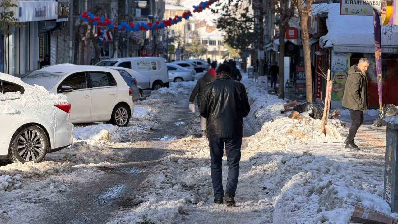Siverek'te Yoğun Kar ve Buzlanma Hayatı Durdurdu