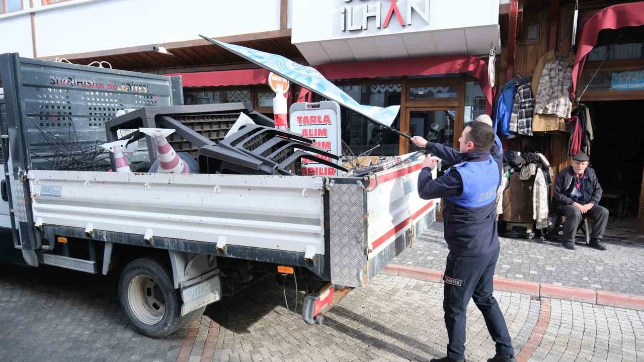 Sivrihisar'da Zabıta Kaldırım İşgallerine Geçit Vermiyor