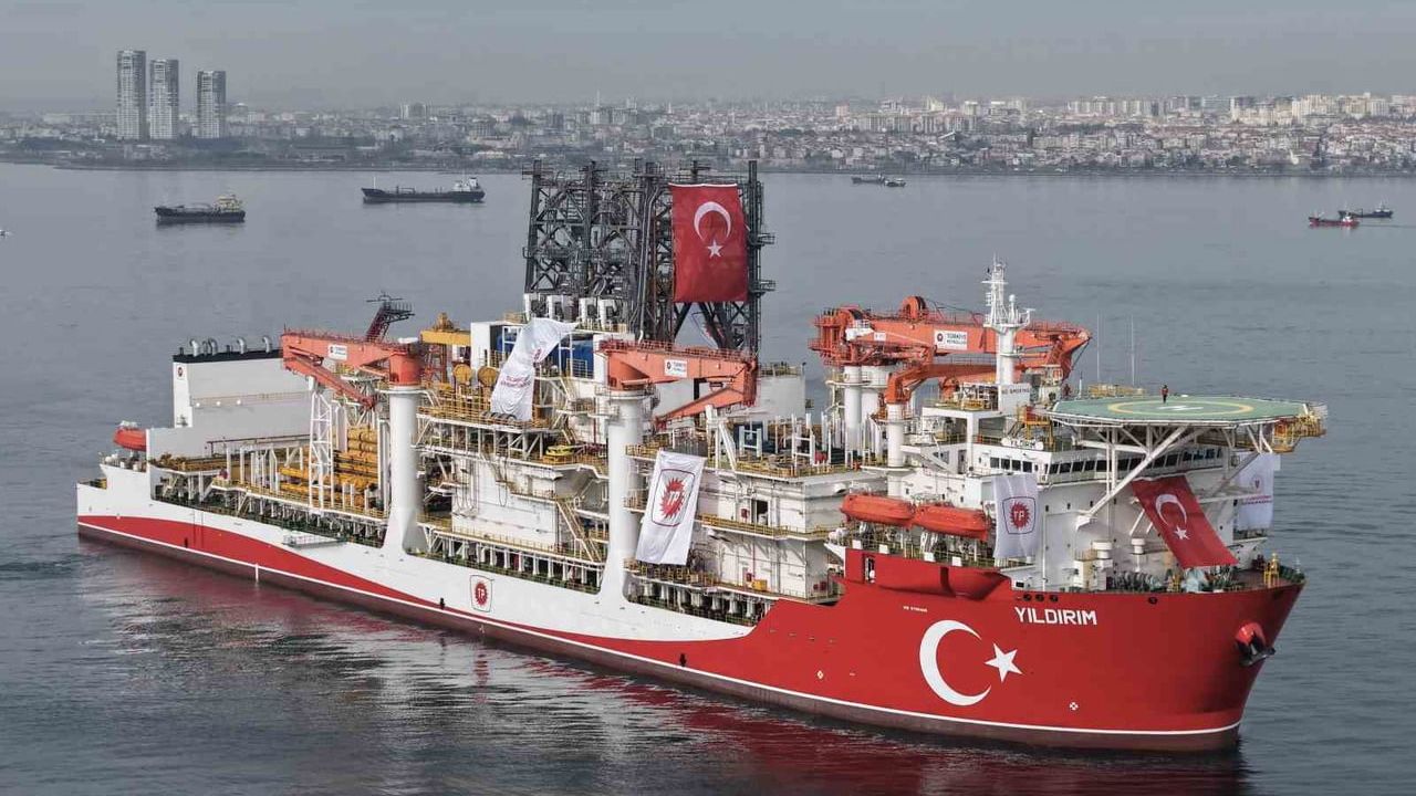 Sondaj Gemisi Yıldırım İstanbul Boğazı'na Yaklaştı — Karadeniz Görevine Doğru