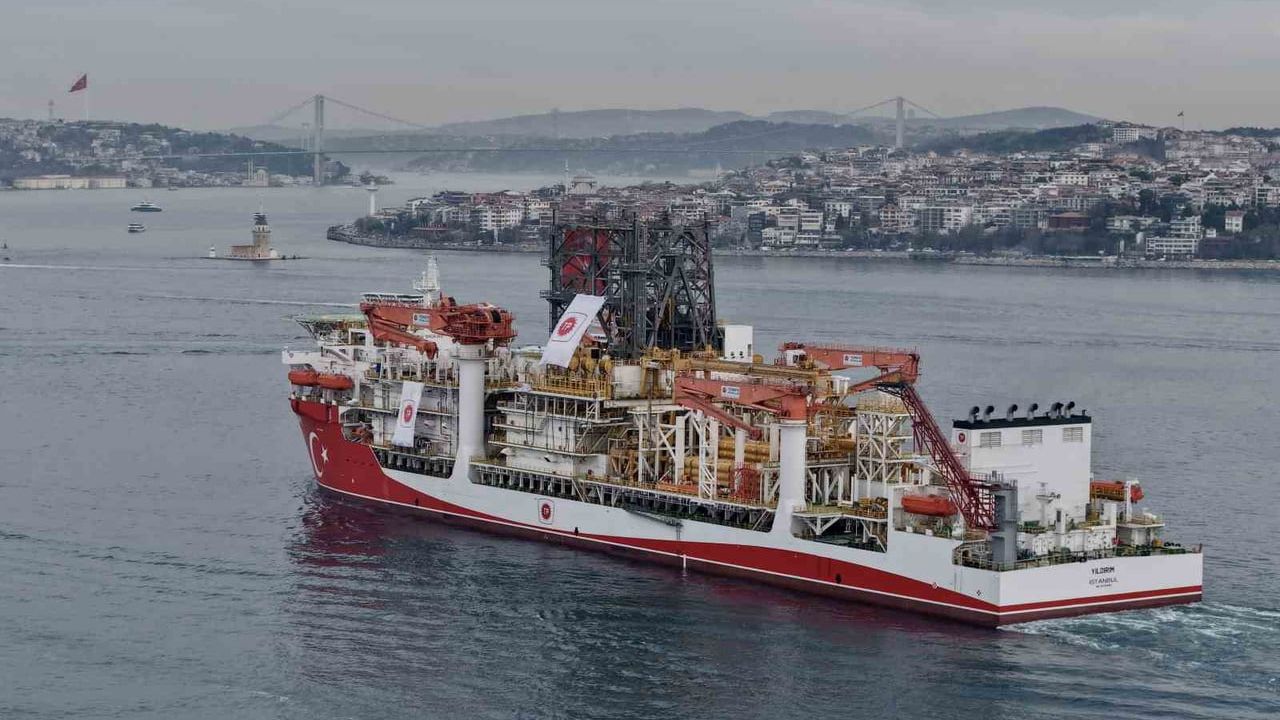 Sondaj Gemisi Yıldırım İstanbul Boğazı’ndan Geçti: Karadeniz’e Yolculuk Başladı