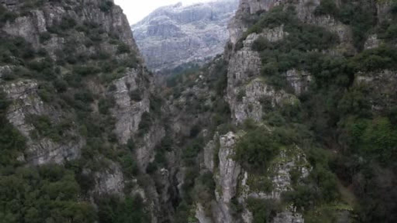 Spil Dağı'nda 'Buz Kışı': Kırağı ve Buzlanma Manisa'yı Beyaza Bürüdü