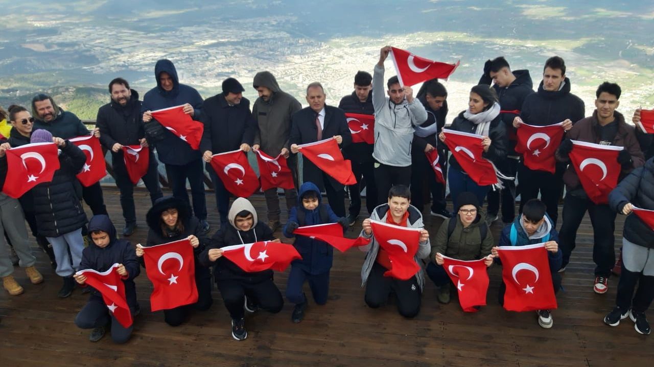 Spil'de Öğrenciler Zirvede Türk Bayrağı ve İstiklal Marşı Coşkusu