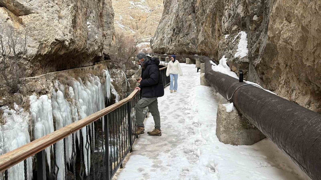 Şuğul Kanyonu'nda 5 Metreyi Aşan Devasa Buz Sarkıtları