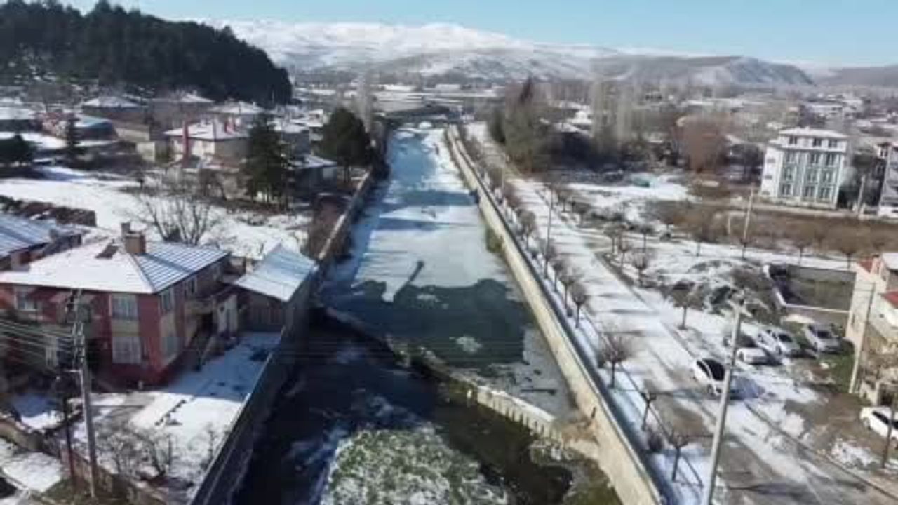 Şuhut’ta dondurucu soğuk: Gali Çayı buz tuttu