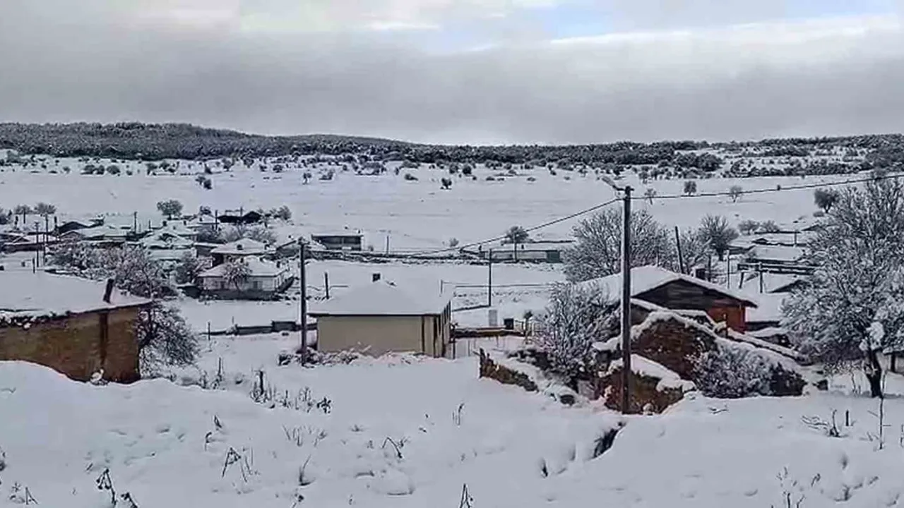 Şükranlı'da Kar Kalınlığı 35 Santimetreyi Aştı — Yollar Açıldı, Çiftçiler Sevindi