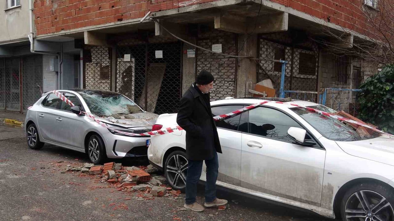 Sultanbeyli'de Balkon Çökmesi: 2 Araç Hasar Gördü