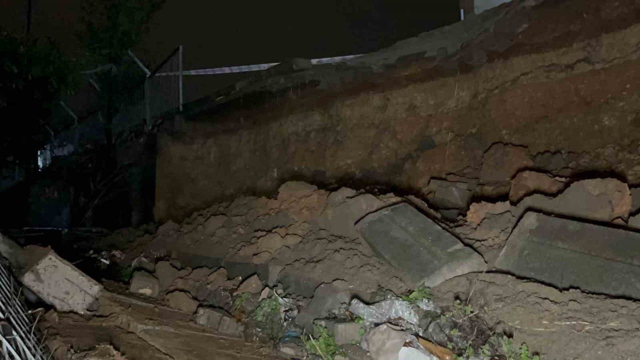 Sultanbeyli'de İstinat Duvarı Çöktü: Araç Hasarlı, Toprak Kayması Riski