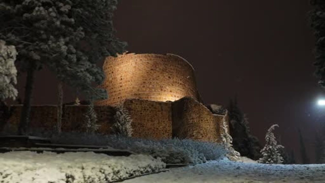Sultanbeyli'de Kar Yağışı: Aydos Kalesi'nden Büyüleyen Görüntüler