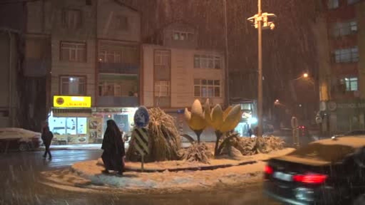 Sultanbeyli'de Kar Yağışı Etkili