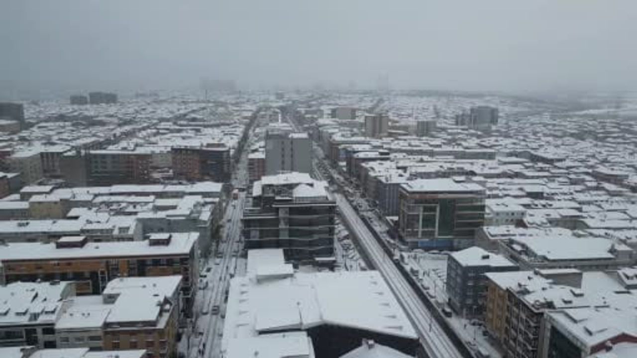 Sultangazi Beyaza Büründü — İstanbul'da Kar Manzarası