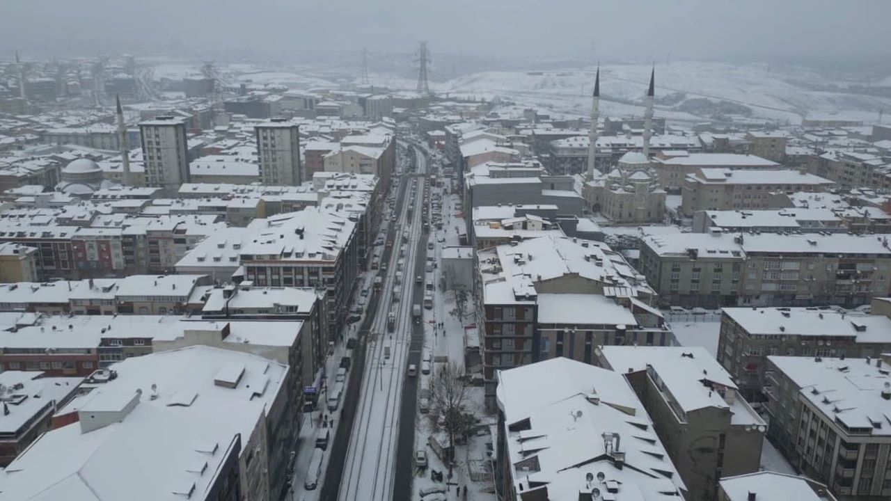 Sultangazi Beyaza Büründü: Kar Manzaraları Havadan Görüntülendi