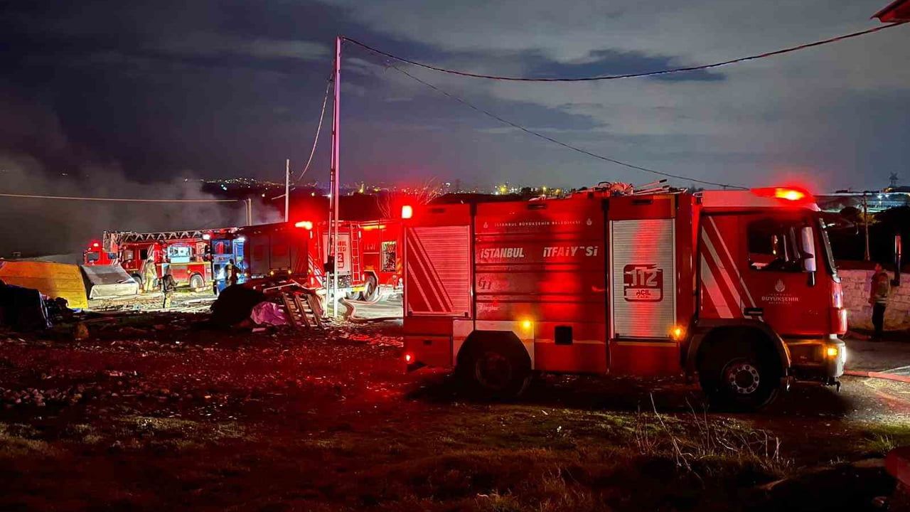 Sultangazi’de İki İş Yeri Alev Alev Yandı: Halı Yıkama ve Marangoz Atölyesi Hasar Gördü