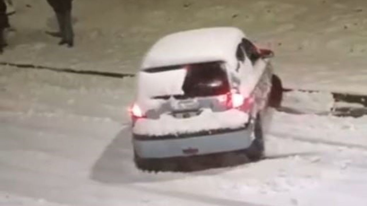 Sultangazi'de Kar: 50. Yıl Mahallesi Caddeleri Buz Pistine Döndü, Kazalar Yaşandı