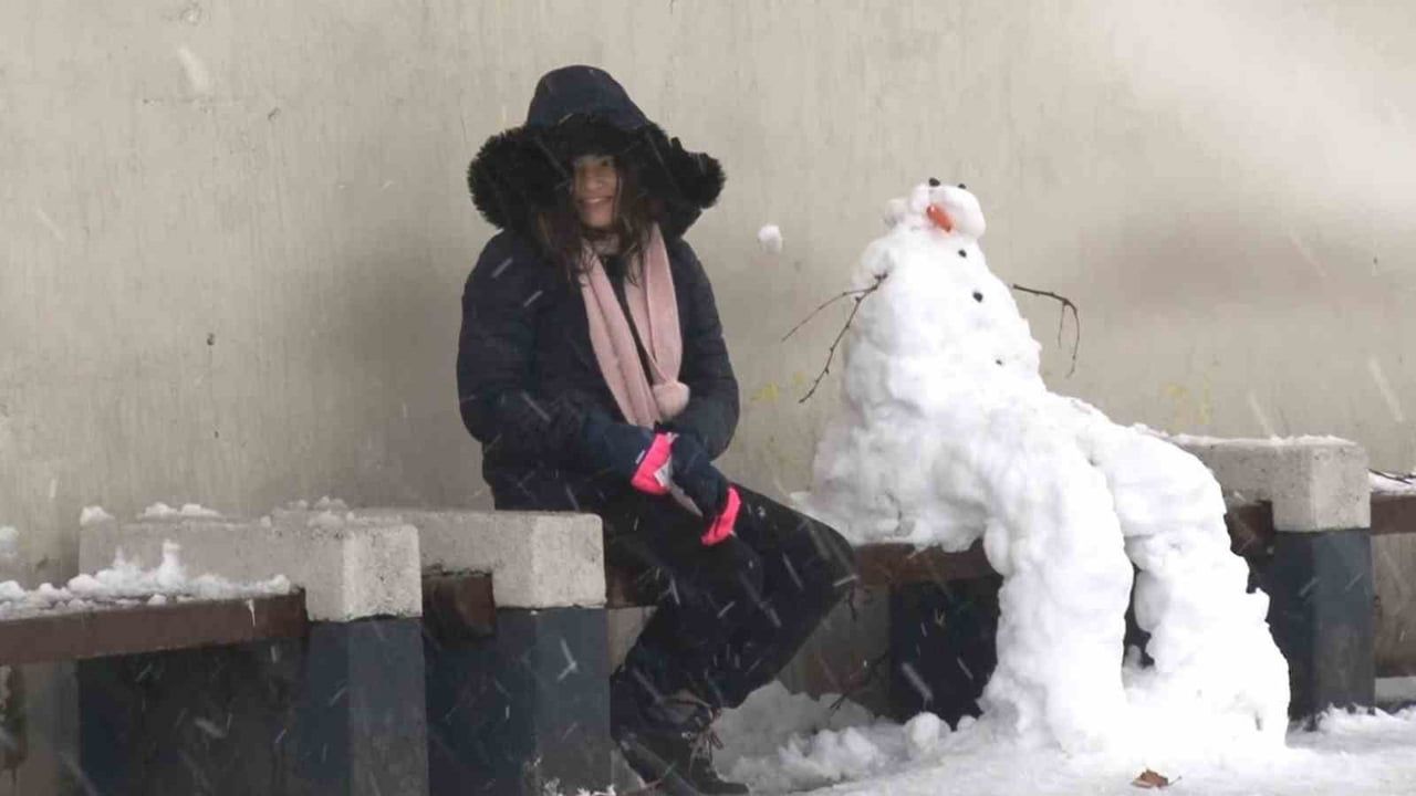 Sultangazi'de Kar Keyfi: Çocuklar Kardan Adam Yaptı
