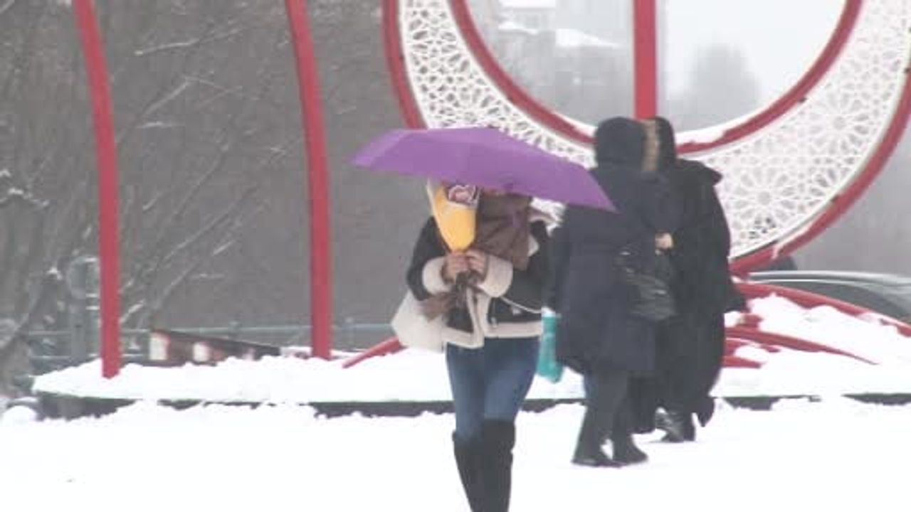 Sultangazi'de Kar Keyfi: Çocuklar Kardan Adam Yaptı