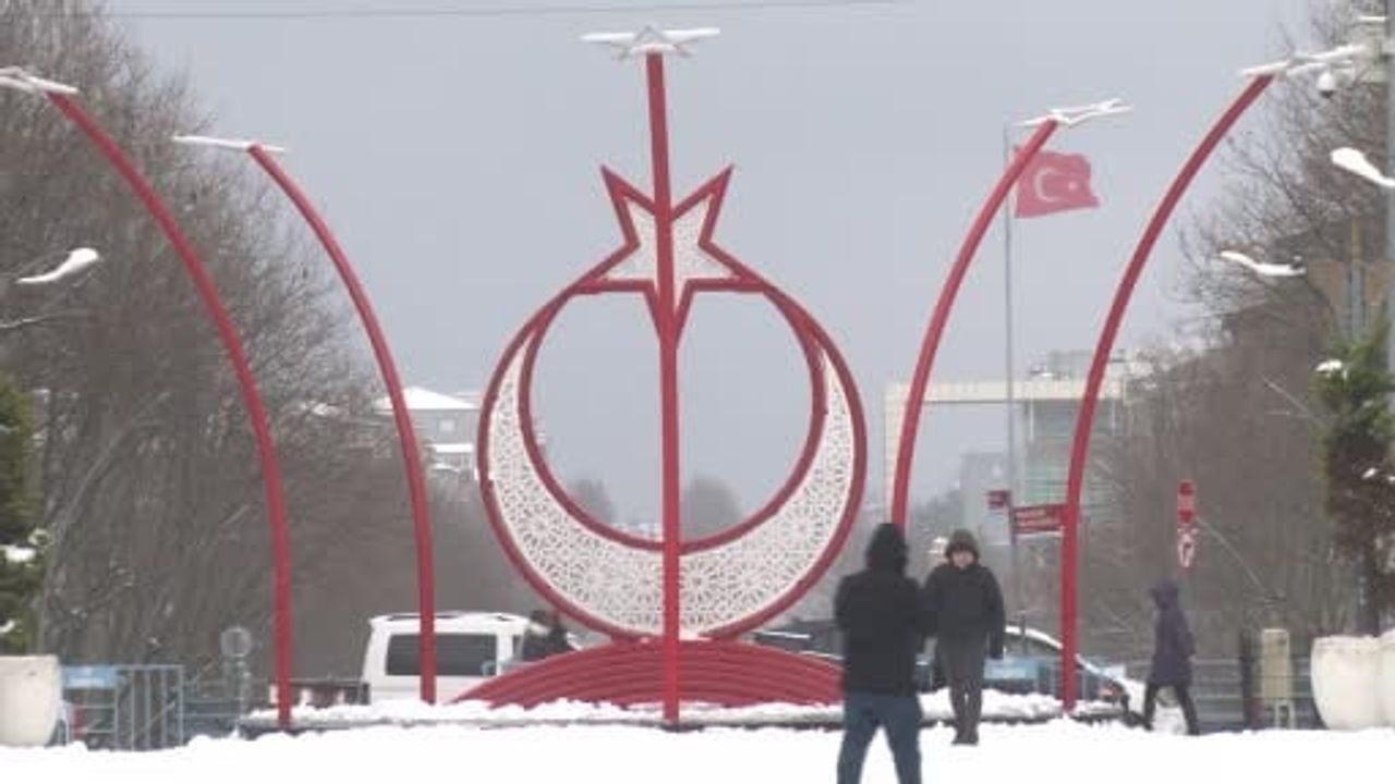 Sultangazi'de Kar Yağışı Aralıklı Etkisini Sürdürüyor