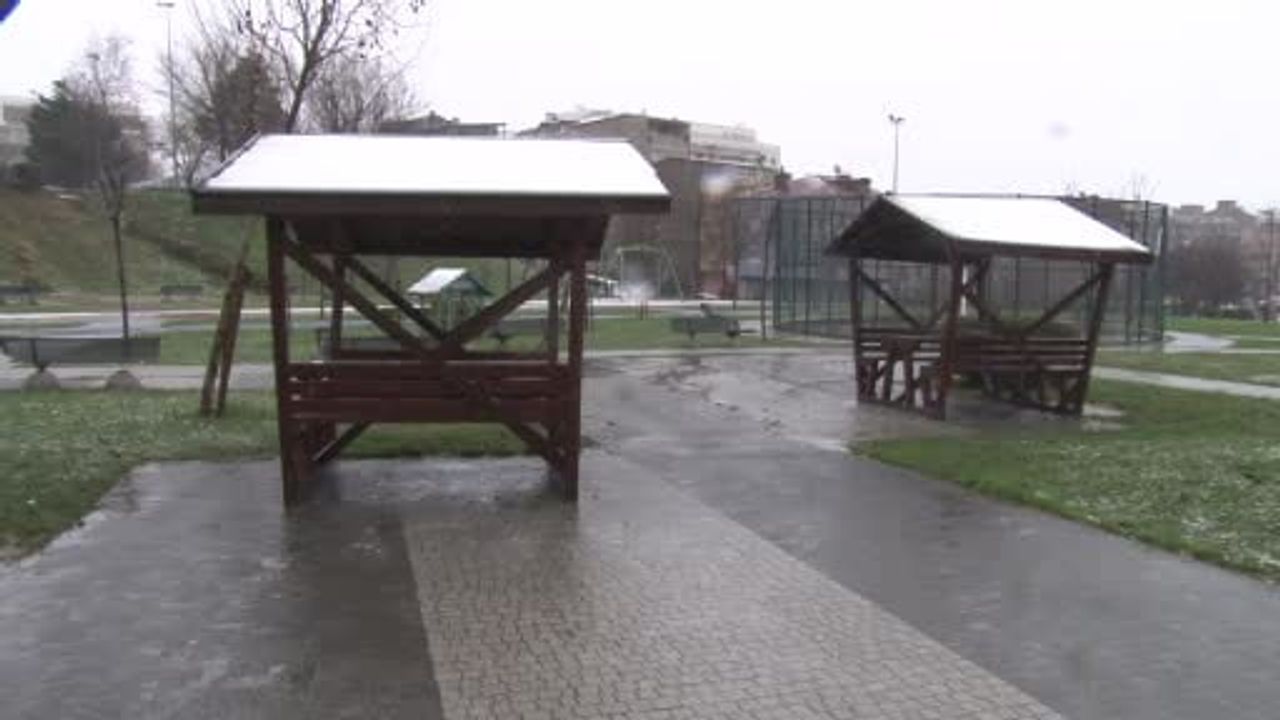 Sultangazi'de Kar Yağışı: Okullar Tatil, Çocuklar Sokakta