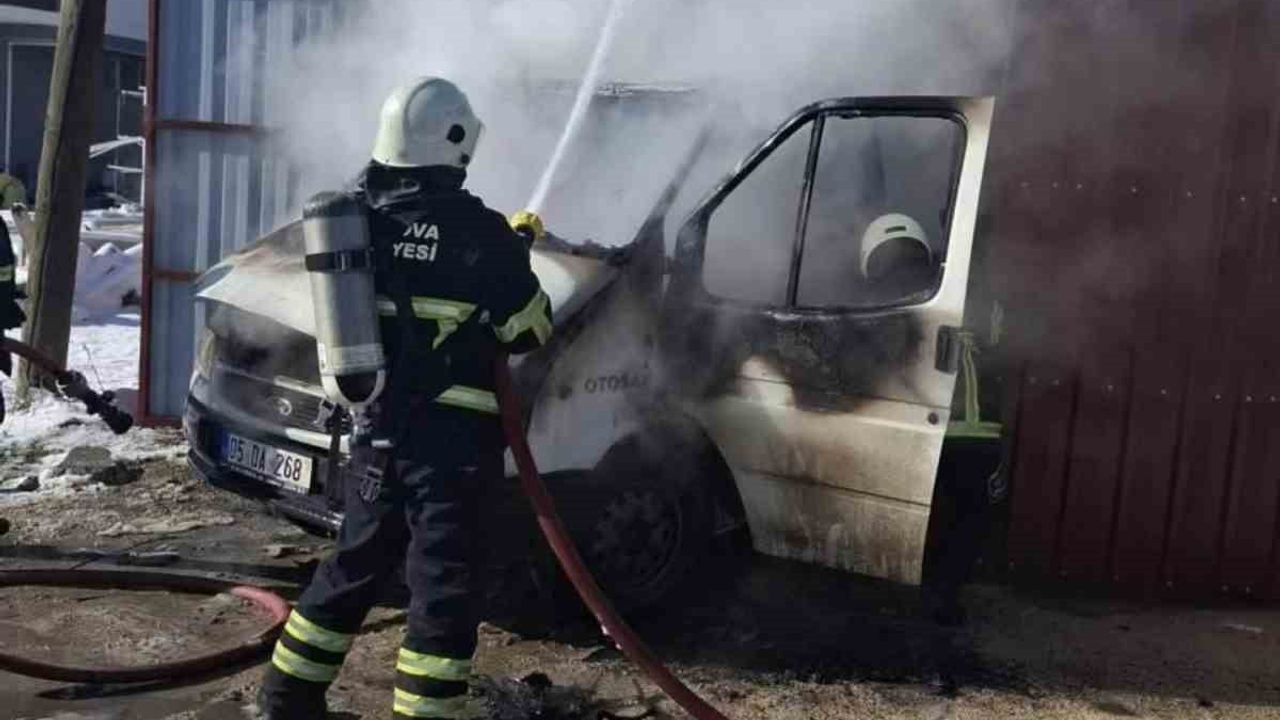 Suluova'da Park Halindeki Kamyonet Yandı — 05 DA 628