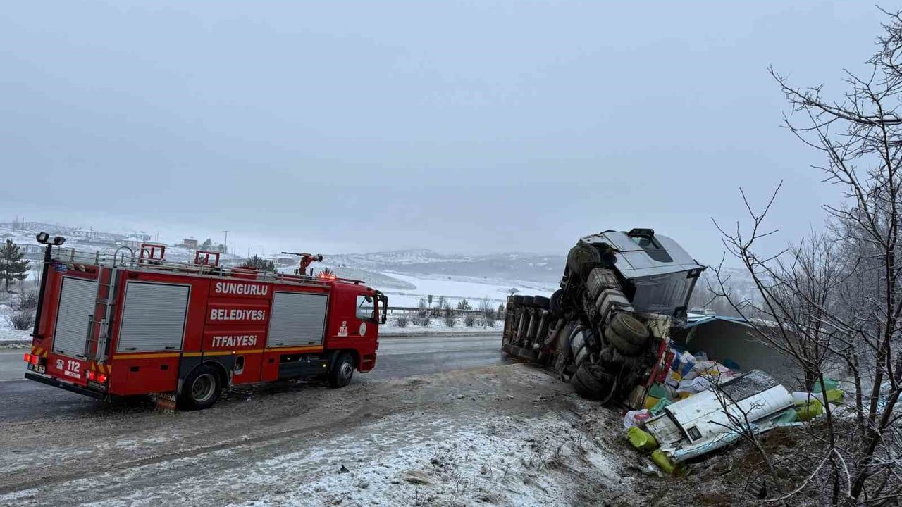 Sungurlu'da buzlanan yolda tır devrildi: 1 yaralı
