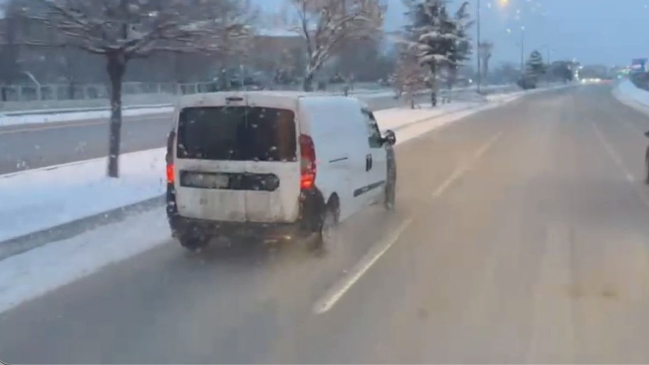 Sungurlu'da İtfaiyeye Yol Vermeyen Sürücü Kamerada