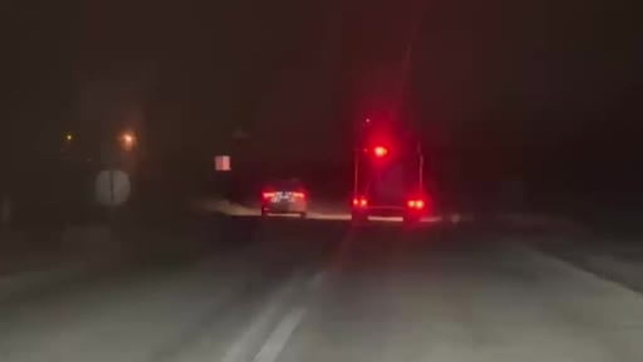 Sungurlu'da Tır Şarampole Devrildi: Köpeğe Çarpmamak İçin Manevra, 1 Yaralı