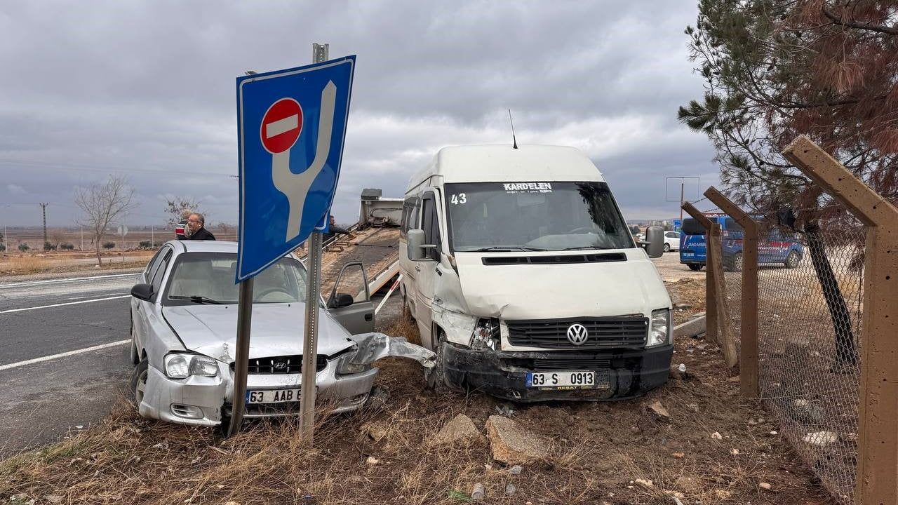 Suruç’ta minibüs ile otomobil çarpıştı: 7 yaralı